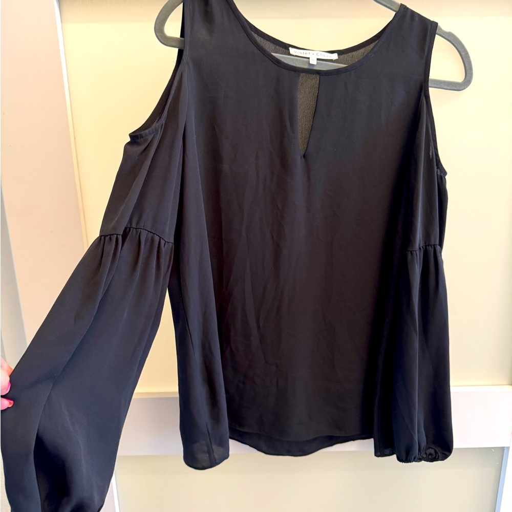 Black Open Shoulder Top By Violet and Claire size Medium